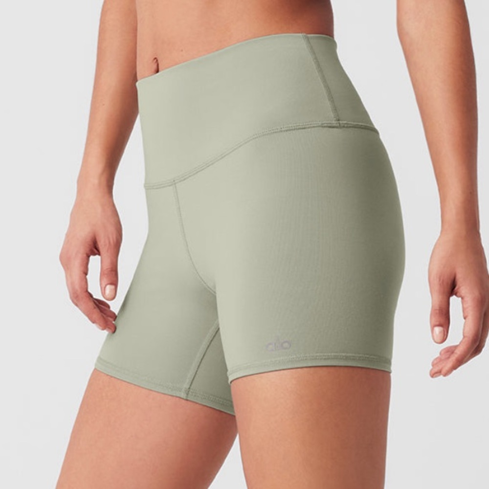 Alo 5” Airbrush Shorts in Limestone XS